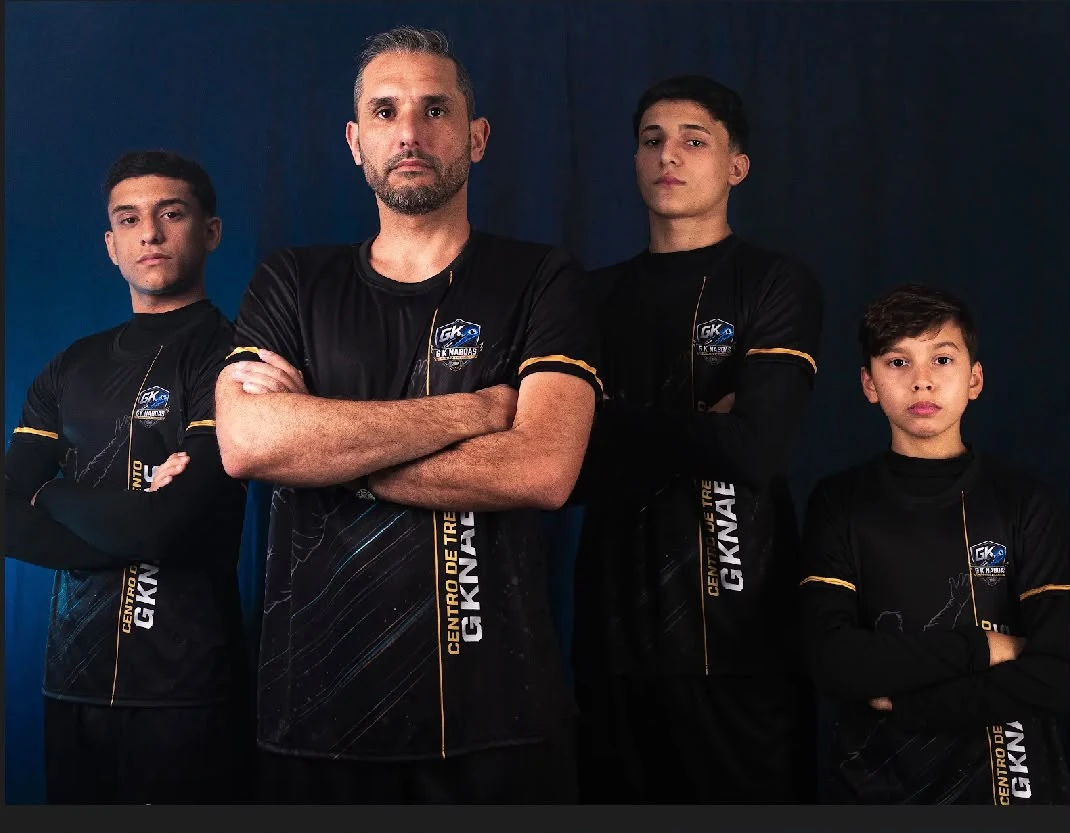 Equipe da GK Naboas: treinador e atletas com o uniforme oficial