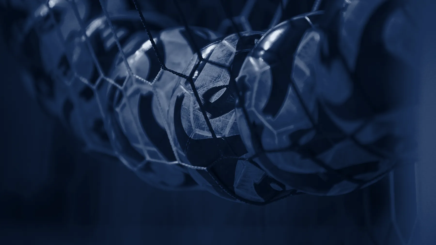 Bola entrando na rede do gol, em close